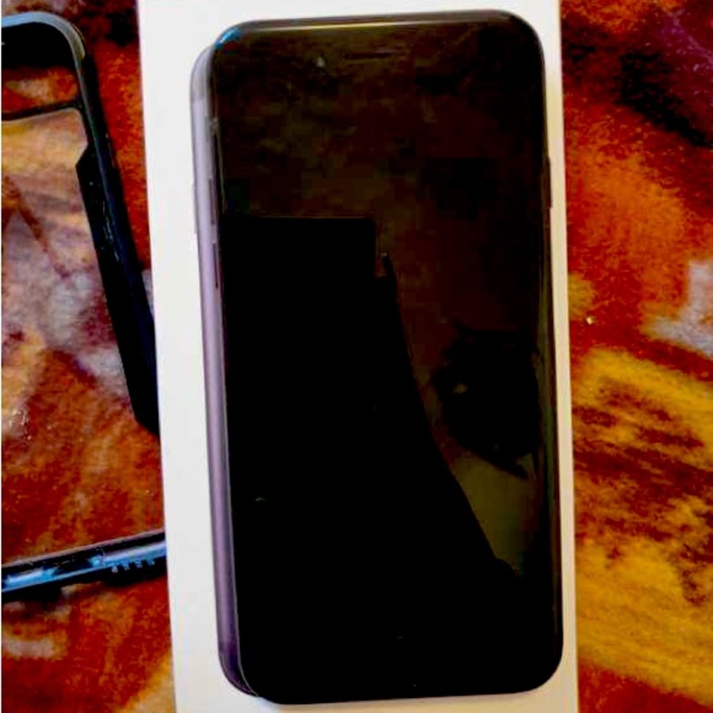 iPhone 7 w box, charger, and earbuds